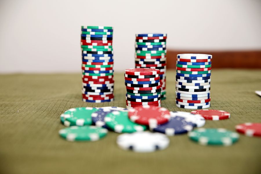 Chip kasino tersusun di atas meja