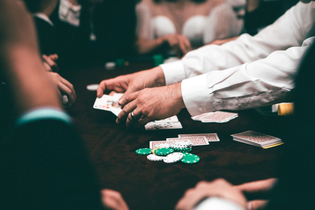 Kartu remi dan chip poker di atas meja