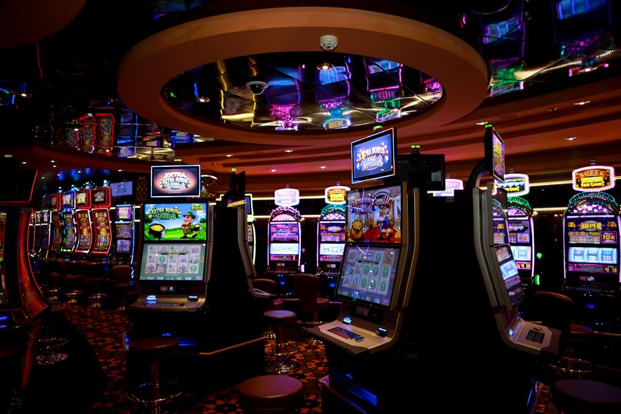 Deretan mesin slot untuk turnamen mingguan